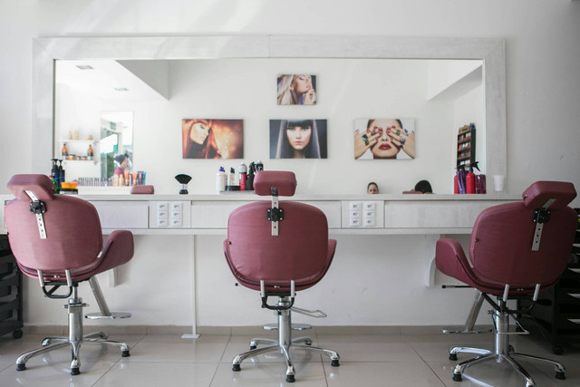 Salon di Gandaria Tengah. Foto hanya ilustrasi, bukan gambar sebenarnya. Sumber: Unsplash/ Guilherme Petri. 