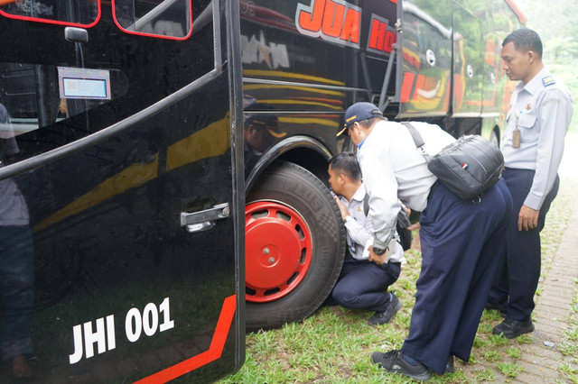 Pengecekan bus pariwisata oleh Direktorat Jenderal Perhubungan Darat Kementerian Perhubungan. dok. hubdat.dephub.go.id