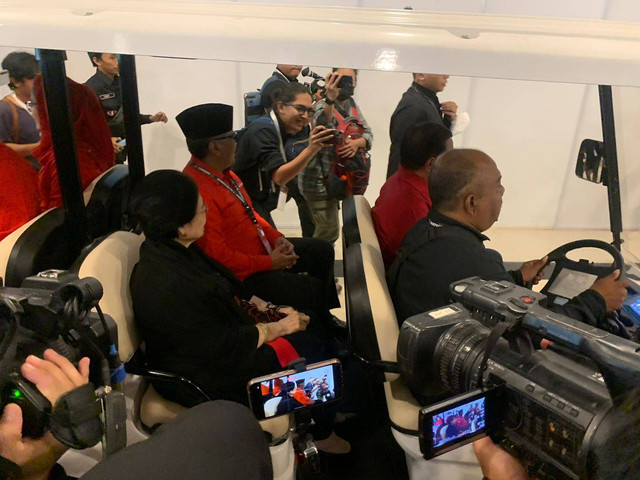 Ketum PDIP Megawati Soekarnoputri bersama Sekjen Hasto Kristiyanto tiba di arena Rakernas, Jumat (24/5). Foto: Paulina Herasmaranindar/kumparan