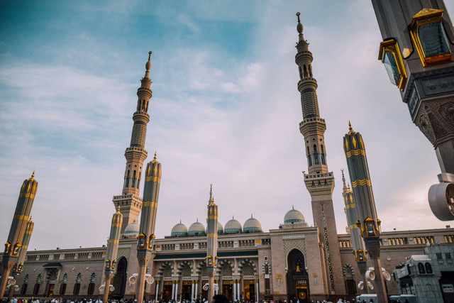 Ilustrasi 10 Tempat Bersejarah di Madinah yang Wajib Dikunjungi, Unsplash/Yasmine Arfaoui
