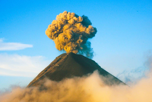 Wisata Gunung Krakatau. Foto hanya ilustrasi, bukan yang sebenarnya. Sumber: Pexels/Diego Girón