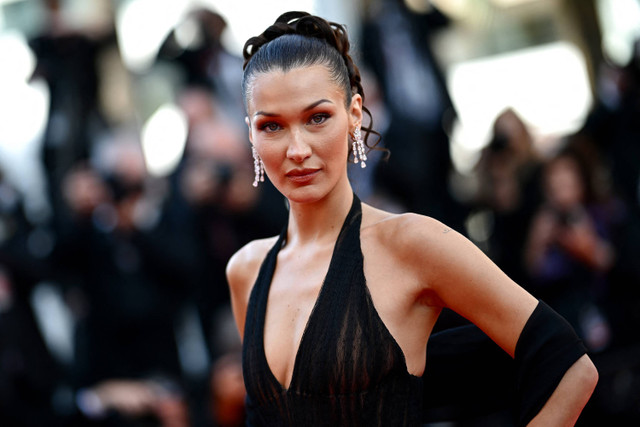 Model AS Bella Hadid tiba untuk pemutaran film "L'Amour Ouf" (Beating Hearts) di Festival Film Cannes edisi ke-77 di Cannes, Prancis selatan, pada 23 Mei 2024. Foto: Loic Venance / AFP