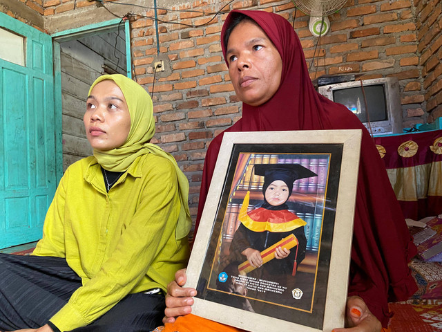 Keluarga memegang foto mendiang Aldelia di rumah duka, Jumat (24/5). Foto: Dok. Irwanda