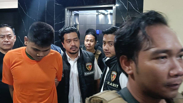 Muhammad Galang Sadewo alias Galang bin Gatot, pelaku penusukan lansia hingga tewas di Kebon Jeruk usai ditangkap Polres Metro Jakbar, Jumat (24/5). Foto: Thomas Bosco/kumparan