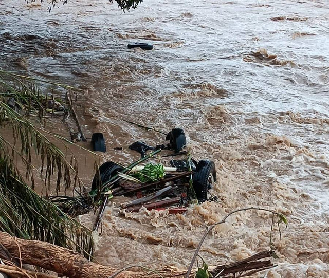 Sebuah mobil yang terseret banjir bandang di OKU, Dokumen Polres OKU 