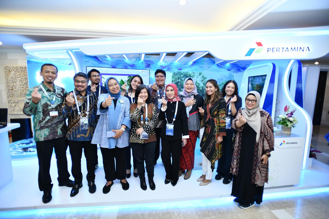 Direktur Utama Pertamina Persero Nicke Widyawati dan Direktur Utama PNRE John Anis berfoto bersama Perwira-perwira di Booth Pertamina di acara World Water Forum (WWF) 2024, pada selasa (21/5) di Bali Nusa Dua Convention Center (BNDCC). Foto: Dok. Pertamina