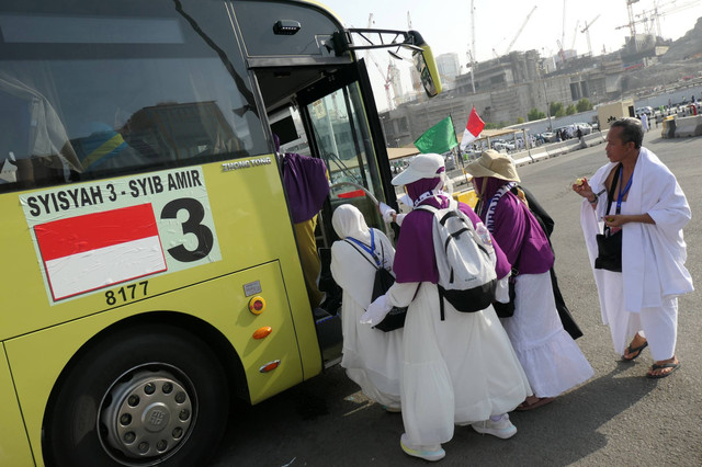 Jemaah calon haji Indonesia menaiki bus Shalawat seusai beribadah di Terminal Syib Amir, Makkah, Arab Saudi, Kamis (23/5/2024). Foto: Sigid Kurniawan/Antara Foto