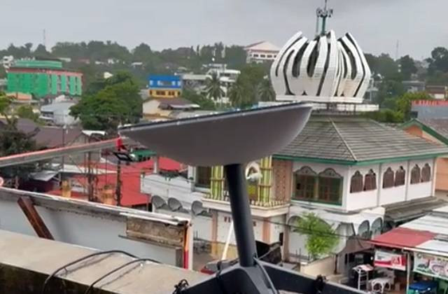 Antena Internet Satelit Starlink yang dipasang pengguna di Kota Manado, Sulawesi Utara.