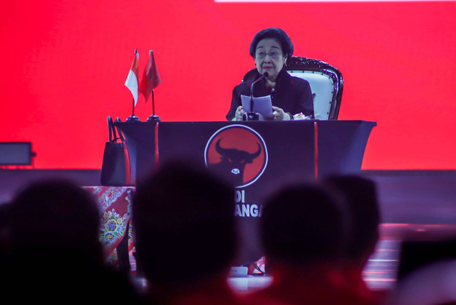 Ketum PDIP Megawati Soekarnoputri berpidato pada Rakernas V PDIP di Beach City International Stadium Ancol, Jakarta, Jumat (24/5/2024). Foto: Jamal Ramadhan/kumparan