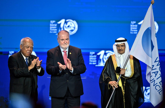 Menteri PUPR Basuki Hadimuljono, Presiden World Water Council Loic Fauchon dan Deputy Minister of Water Arab Saudi Abdulaziz Alshaibani serah terima tuan rumah berikutnya dari Indonesia ke Arab Saudi saat upacara penutupan World Water Forum ke-10. Foto: Bayu Pratama S/ANTARA FOTO