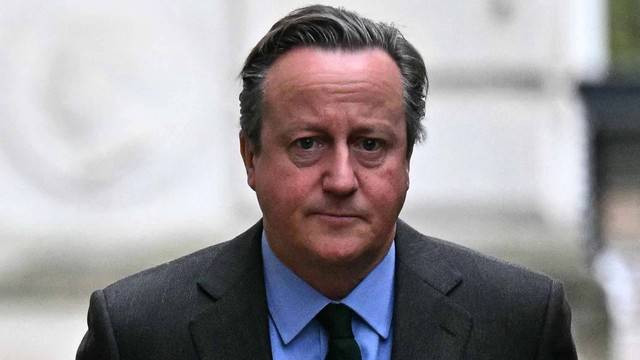 Menteri Luar Negeri Inggris David Cameron berjalan dari Kantor Luar Negeri, Persemakmuran dan Pembangunan (FCDO) untuk menghadiri rapat kabinet di 10 Downing Street di pusat kota London pada 5 Desember 2023. Foto: Ben Stansall / AFP (Sumber: Kumparan)