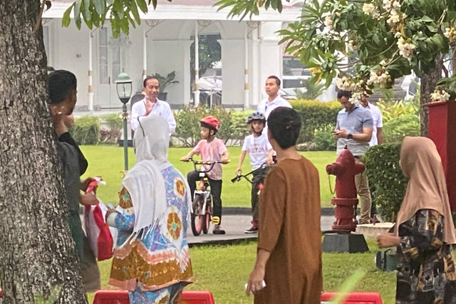 Presiden Jokowi bagikan paket sembako ke masyarakat di Gedung Agung Yogyakarta, Jumat (24/5/2024). Foto: Dok. Istimewa