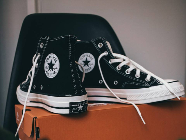 store Converse di Medan.  Foto hanya ilustrasi, bukan tempat sebenarnya. Sumber: Unsplash/thamara maura