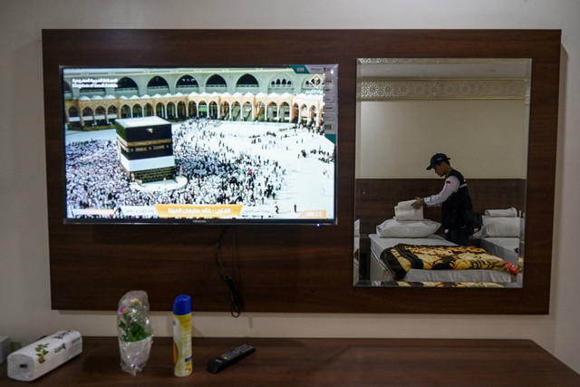 Petugas Penyelenggara Ibadah Haji (PPIH) Daker Makkah mengecek kelengkapan kamar tidur hotel untuk jemaah calon haji Indonesia gelombang kedua di Makkah, Arab Saudi, Jumat (24/5/2024). Foto: Sigid Kurniawan/Antara Foto