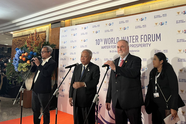 Menteri PUPR Basuki Hadimuljono dan Presiden World Water Council (WWC) Loic Fauchon di konferensi pers World Water Forum ke-10 di Bali International Convention Center, Jumat (24/5/2024). Foto: Ghinaa Rahmatika/kumparan