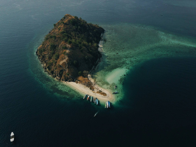 Pulau Kanawa Labuan Bajo. Foto hanya ilustrasi, bukan tempat sebenarnya. Sumber: Unsplash/celvin purnama