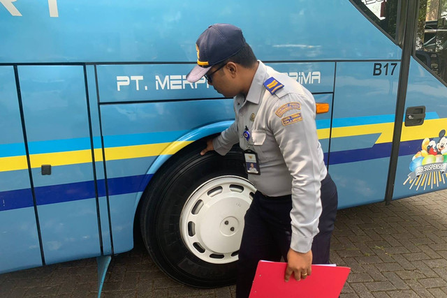 Petugas melakukan inspeksi bus pengangkut rombongan wisatawan dan study tour ke Pulau Dewata, Jumat (24/5/2024). Foto: Dok. Balai Pengelola Transportasi