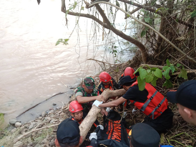 Tim SAR gabungan saat menemukan korban yang terseret banjir bandang OKU, Dok Basarnas Palembang 