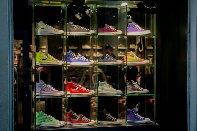 Store Converse di Jogja. Foto hanyalah ilustrasi, bukan tempat yang sebenarnya. Sumber: Unsplash/Amit Lahav