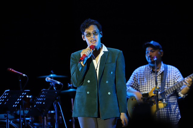 Ardhito Pramono menghibur penonton saat konser BNI Java Jazz Festival 2024 di JI-Expo Kemayoran, Jakarta, Jumat (24/5/2024). Foto: Dicky Adam Sidiq/kumparan