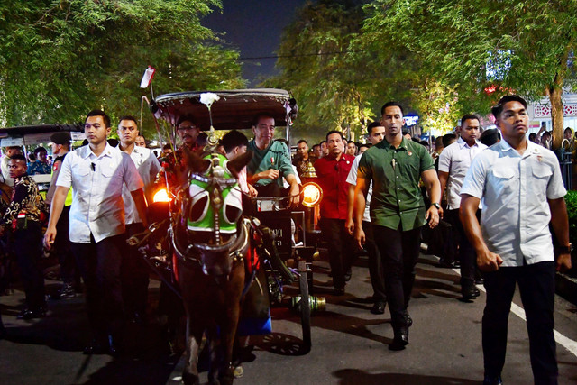 Momen Presiden Jokowi ajak cucunya berkeliling Malioboro naik andong pada Jumat (24/5) malam. Foto: Vico - Biro Pers Sekretariat Presiden