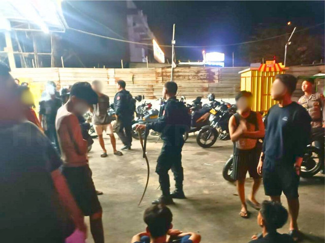 Polisi saat mengamankan 6 remaja bersenjata tajam yang hendak tawuran di Kubu Raya. Foto: Dok. Polres Kubu Raya.