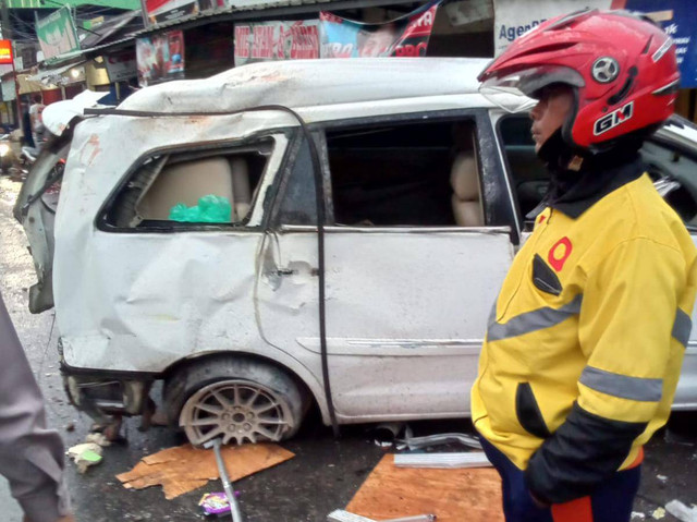 Mobil Inova berwarna putih mengalami kecelakaan hingga menabrak warung di Jalan ZA Pagar Alam, Kedaton, tepatnya sebrang Universitas Bandar Lampung, Sabtu (25/5). | Foto: Dok Istimewa