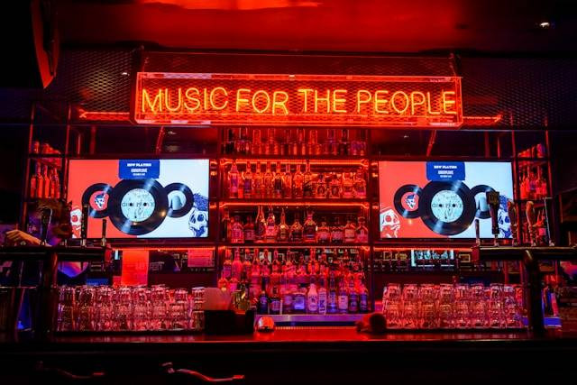  Listening Bar di Jakarta. Foto hanya ilustrasi bukan tempat sebenarnya. Sumber foto: Unsplash.com/Steve Harvey