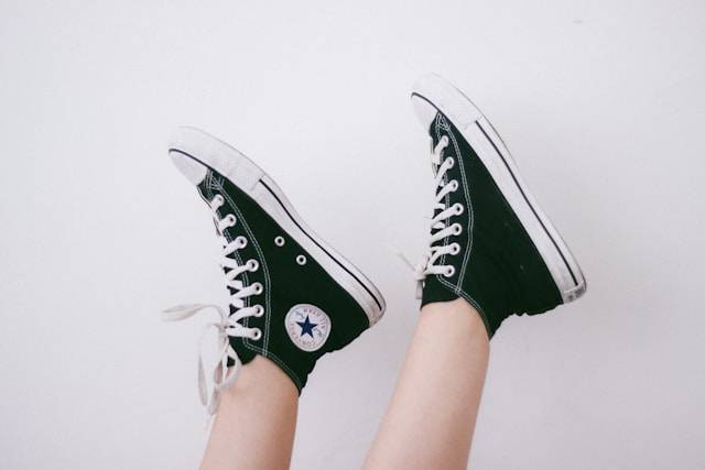 Store Converse di Surabaya. Foto hanya ilustrasi bukan tempat sebenarnya. Sumber foto: Unsplash.com/Camila Damásio