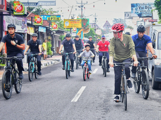 Presiden Joko Widodo bersama cucunya, Jan Ethes Srinarendra, menggowes sepedanya melewati beberapa titik ikonik kota Yogyakarta, Sabtu (25/5). Foto: Dok. Sekretariat Presiden