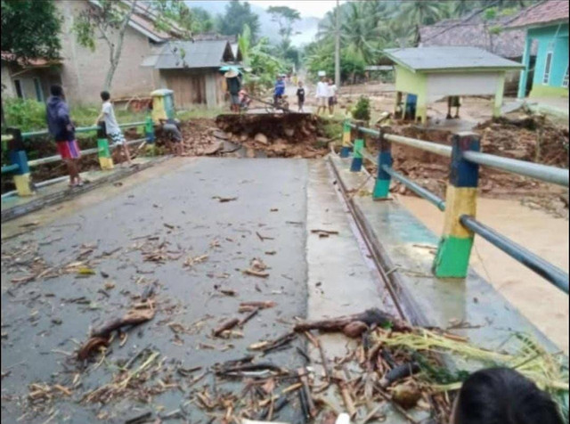 Jembatan yang putus penghubung dusun Lubuk Ranting, Pematang Awi dan Way Awi, Marga Punduh, Pesawaran | Foto : Ist