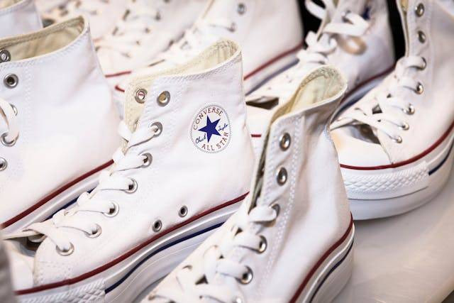 Store converse di bali. Foto hanya ilustrasi. Sumber foto: Pexels/Terje Sollie