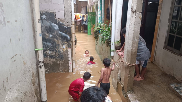 Kondisi permukiman warga Jalan Rukun Ujung, RT 005/005, Kelurahan Pejaten Timur, Kecamatan Pasar Minggu, Jakarta Selatan, Sabtu (25/5). Foto: Fadlan Nuril Fahmi/kumparan