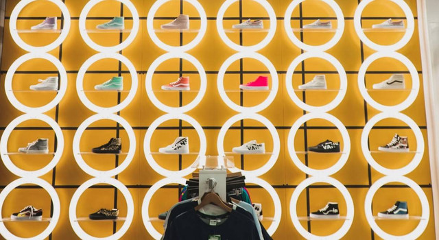 Store Converse di Bandung. Foto hanyalah ilustrasi bukan tempat sebenarnya. Sumber: Unsplash/Marcos Rivas