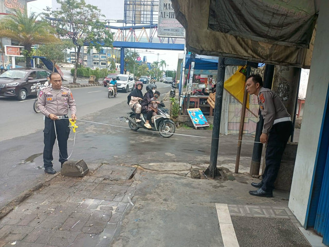 Satlantas Polresta Bandar Lampung saat melakukan olah TKP kecelakaan di Jalan ZA Pagar Alam, depan Universitas Bandar Lampung, Jumat (25/5). | Foto: Dok Satlantas Polresta Bandar Lampung