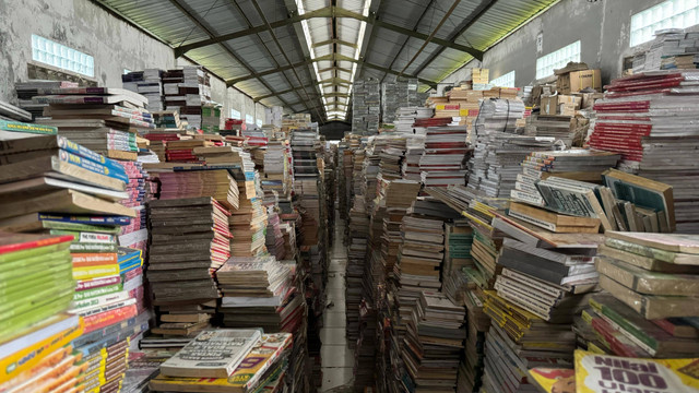 Tumpukan Buku di Gudang Buku Raja Murah, Tirtonirmolo, Bantul. Foto: Rochmad NH/Pandangan Jogja