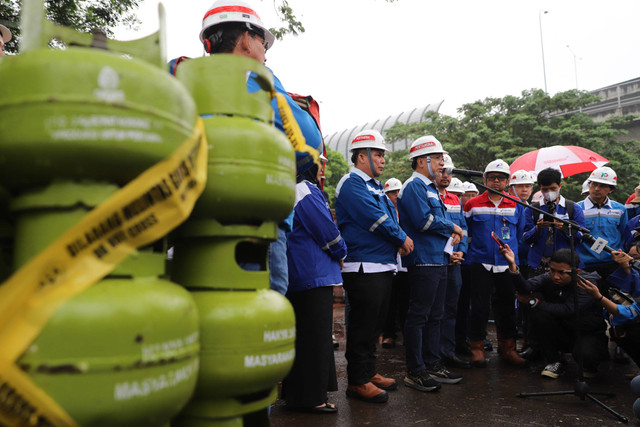 Mendag Zulkifli Hasan menunjukkan barang bukti temuan hasil pengawasan Barang Dalam Keadaan Terbungkus (BDKT) gas LPG 3 kilogram saat ekpose di PT Patra Trading SPPBE Tanjung Priok, Jakarta Utara, Sabtu, (25/5/2024). Foto: Dicky Adam Sidiq/kumparan