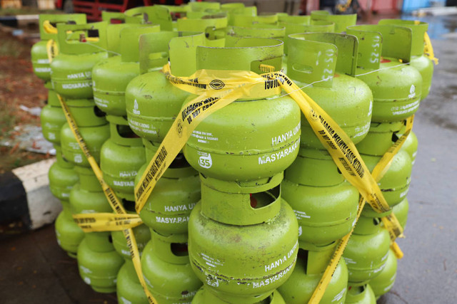 Barang bukti temuan hasil pengawasan Barang Dalam Keadaan Terbungkus (BDKT) gas LPG 3 kilogram saat ekpose di PT Patra Trading SPPBE Tanjung Priok, Jakarta Utara, Sabtu, (25/5/2024). Foto: Dicky Adam Sidiq/kumparan