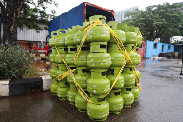 Barang bukti temuan hasil pengawasan Barang Dalam Keadaan Terbungkus (BDKT) gas LPG 3 kilogram saat ekpose di PT Patra Trading SPPBE Tanjung Priok, Jakarta Utara, Sabtu, (25/5/2024). Foto: Dicky Adam Sidiq/kumparan