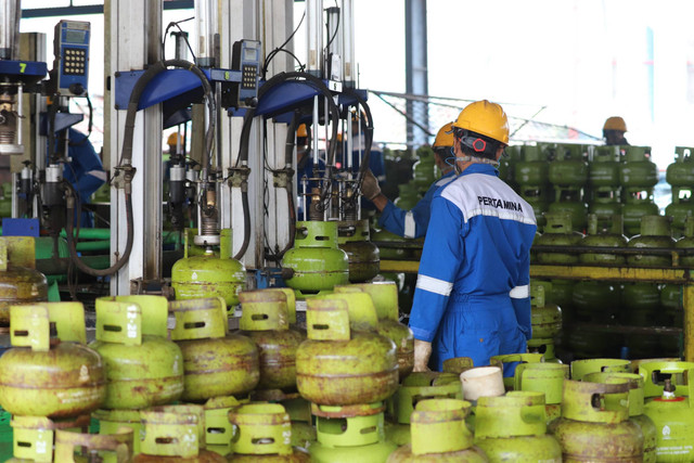 Pekerja menyelesaikan pengisian gas elpiji 3 kg di Stasiun Pengisian Bahan Bakar Elpiji (SPBBE) Tanjung Priok, Jakarta, Sabtu (25/5/2024). Foto: Dicky Adam Sidiq/kumparan