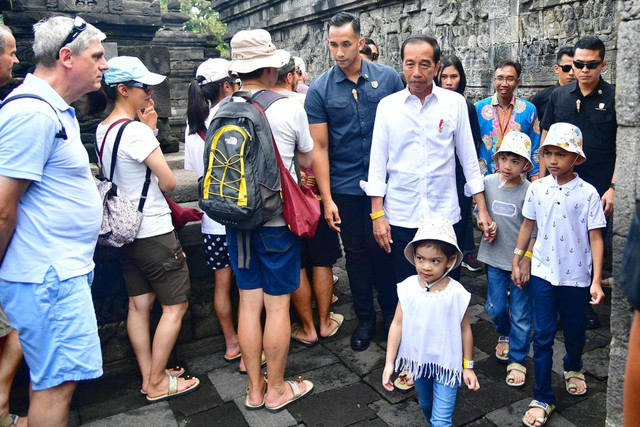 Presiden Jokowi bersama keluarga saat mengunjungi Candi Borobudur di Kabupaten Magelang, Provinsi Jawa Tengah, Jumat (25/5/2024). Foto: Vico/Biro Pers Sekretariat Presiden