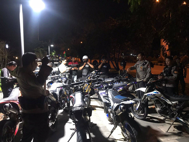 Polisi saat amankan 11 pengendara motor berknalpot brong di Jalan Ahamd Yani. Foto: Dok. .Polsek Pontianak Selatan