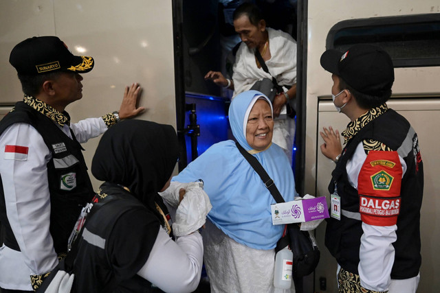 Petugas Penyelenggara Ibadah Haji Daker Makkah membantu jemaah calon haji Indonesia embarkasi Solo SOC 43 setibanya di hotel, Makkah, Arab Saudi, Sabtu (25/5/2024). Foto: Sigid Kurniawan/Antara Foto