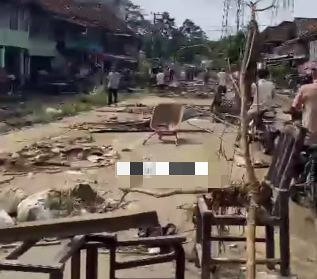 Suasana jalan yang di blokade warga di OKU, Foto : Ist