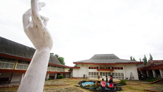 Segelintir Anak-anak yang tengah bermain di area museum negeri Sumatera Selatan, Sabtu (25/5) Foto: ary priyanto/urban id