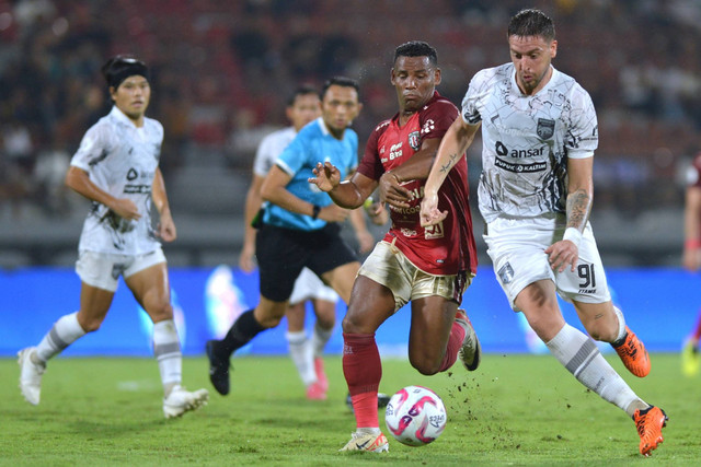 Pemain Bali United Eber Bessa berebut bola dengan pemain Borneo FC Samarinda Felipe Cadenazzi pada leg pertama perebutan tempat ketiga Championship Series Liga 1 2023/2024 di Stadion Kapten I Wayan Dipta Gianyar, Bali, Sabtu (25/5/2024). Foto: Fikri Yusuf/ANTARA FOTO