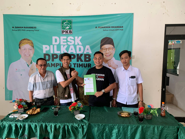 Tokoh Pemuda asal Sukadana, Mursalin saat kembalikan berkas pendaftaran calon Wakil Bupati Lampung Timur di Kantor DPC PKB | Foto : Ist