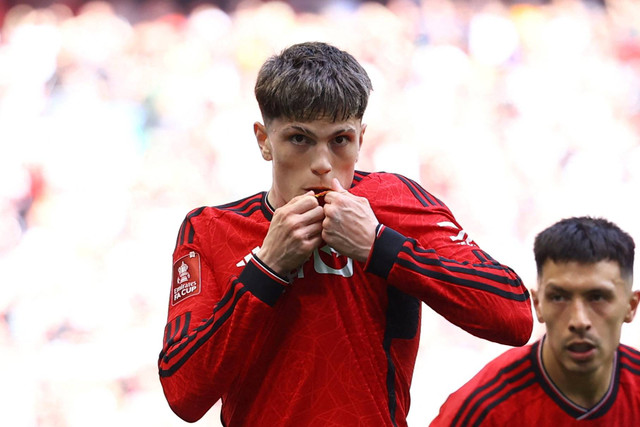 Pemain Manchester United Alejandro Garnacho merayakan gol pertama mereka bersama Lisandro Martinez saat hadapi Manchester City di Stadion Wembley, London, Inggris, Jumat (25/5/2024). Foto: Hannah McKay/Reuters