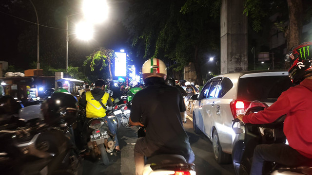 Jalan sekitar Gelora Bung Karno (GBK), Jakarta Pusat, padat akibat bubaran konser Avenged Sevenfold, Sabtu (25/5/2024). Foto: Jonathan Devin/kumparan