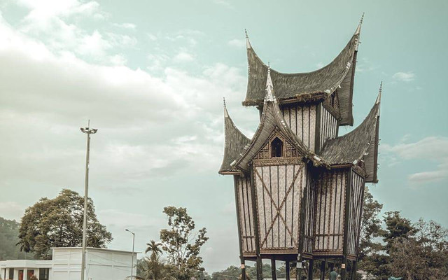 Ilustrasi sejarah rumah gadang di sumatera barat. Sumber: Rafli/pexels.com